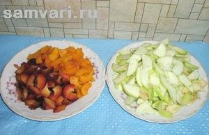шарлотка с яблоками, абрикосами и сливами