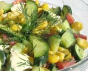 Салат с кукурузой и огурцом