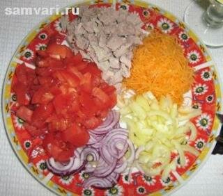 Салат из мяса, моркови и помидоров