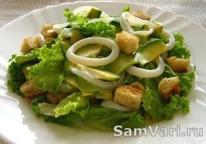 вкусный салат из кальмаров и авокадо